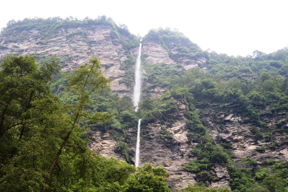म्याग्दीको पानी उड्ने झरना आकर्षणको केन्द्र बन्दै